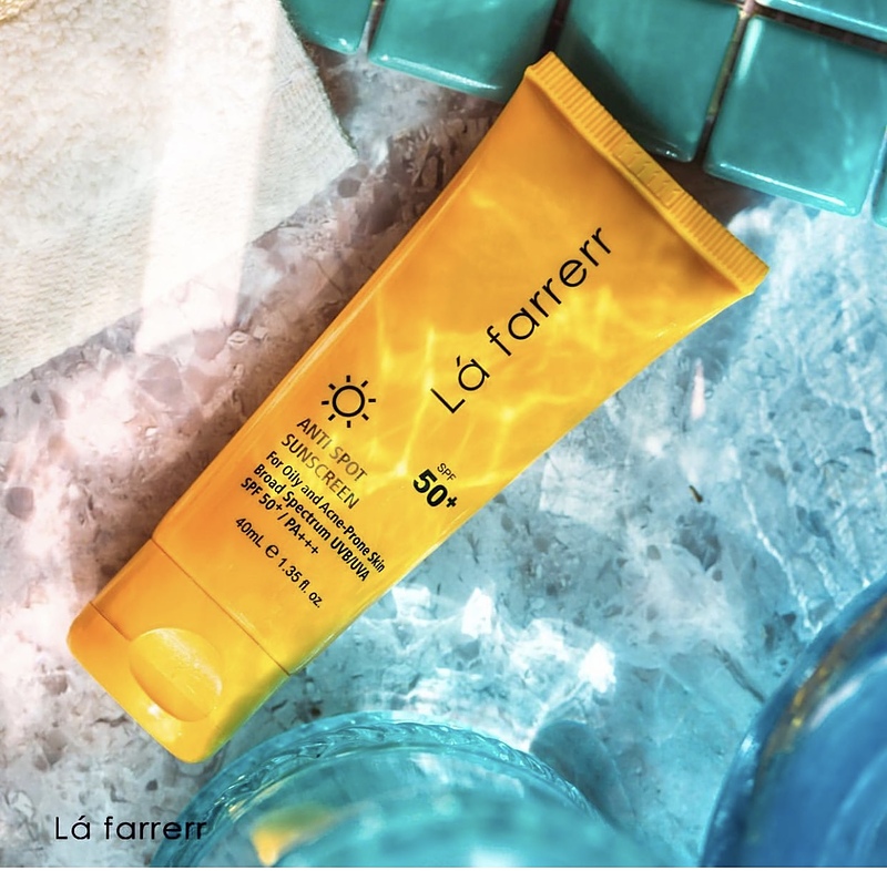 کرم ضدآفتاب بی رنگ Spf50 ضد لک پوست چرب و مستعد آکنه لافارر